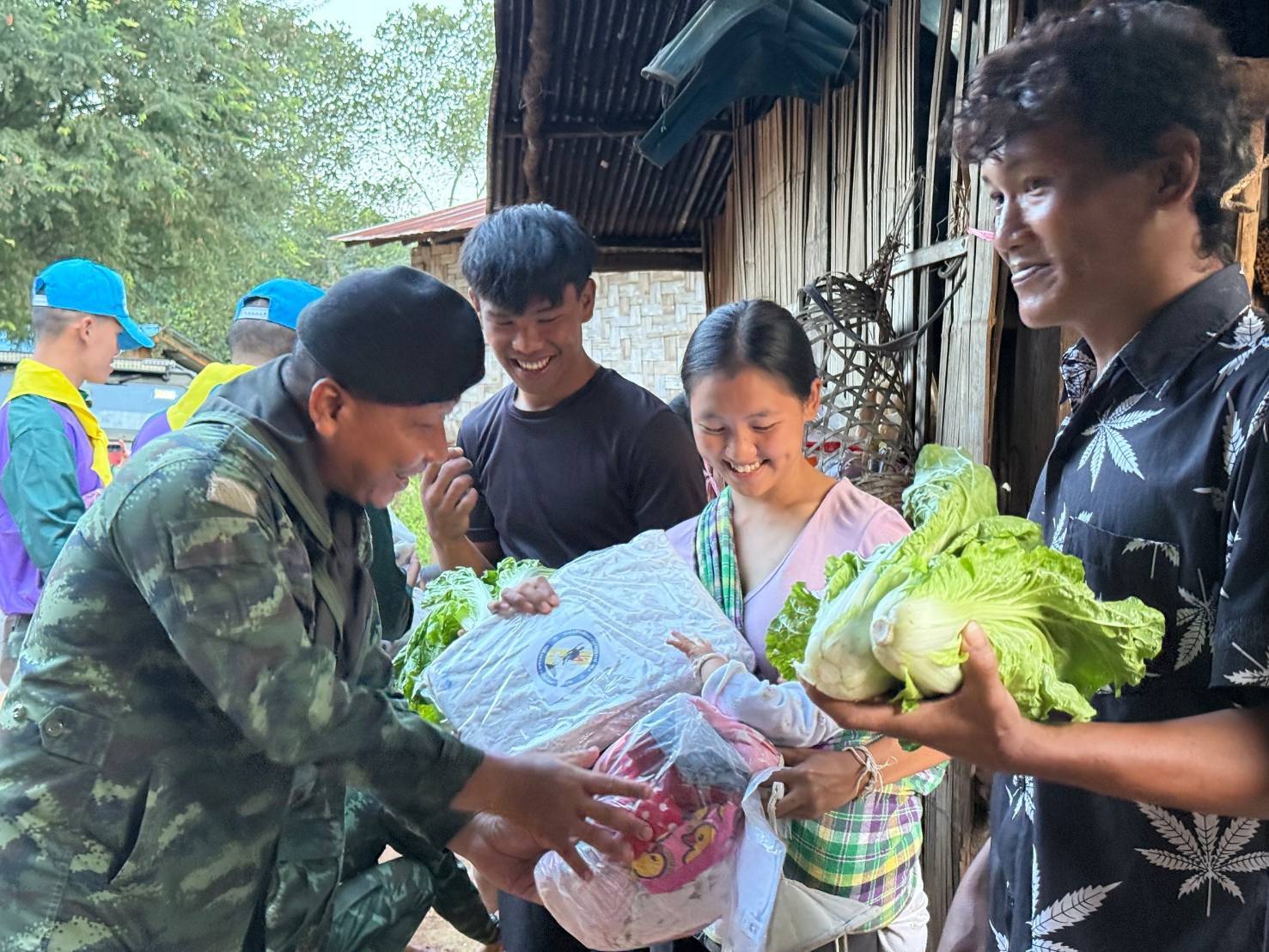 กองกำลังผาเมือง จัดกิจกรรม Army Delivery มอบสิ่งของอุปโภค บริโภค ยาสามัญประจำบ้าน ให้ประชาชนผู้ยากไร้ ในพื้นที่ห่างไกลทุรกันดาร อ.เชียงดาว จ.เชียงใหม่ 