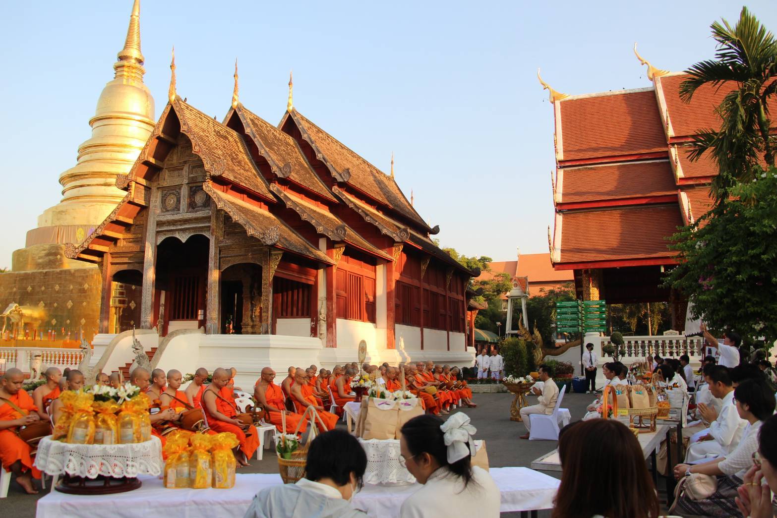 พุทธศาสนิกชนชาวเชียงใหม่ ร่วมทำบุญตักบาตร ถวายเป็นพุทธบูชา เนื่องในวันมาฆบูชา ประจำปี 2568