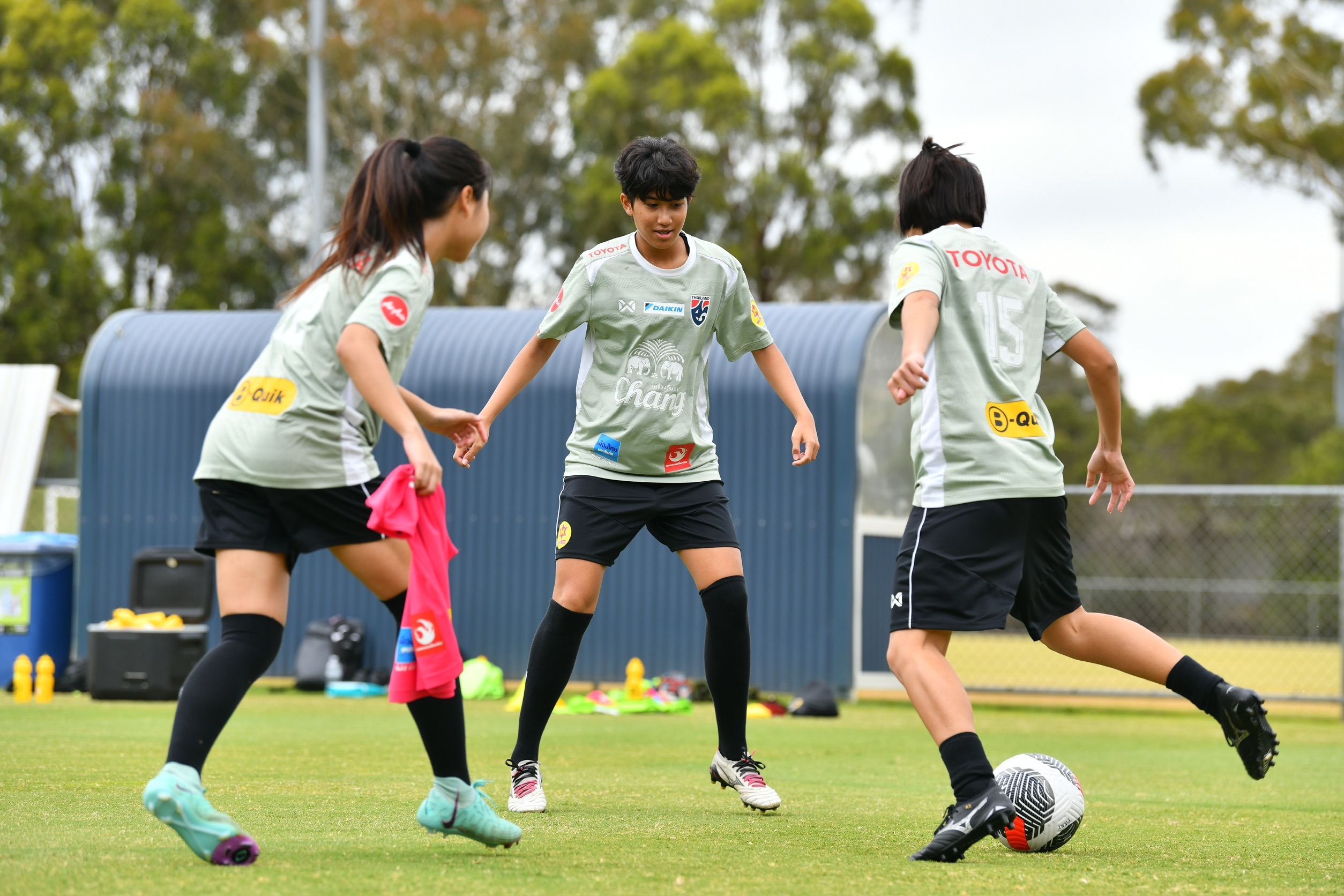 ชบาแก้ว U20 ซ้อมเตรียมเจอ วานูอาตู!  ‘ภิญญาพัชญ์ กลิ่นคล้าย’ ให้เครดิตเพื่อนรวมพลังเก็บชัยนัดแรก