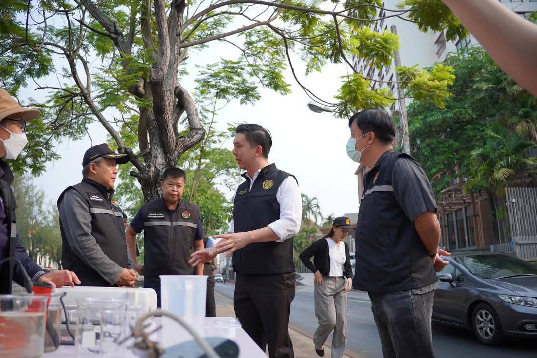 นายกเทศมนตรีนครเชียงใหม่ ลงพื้นที่ตรวจคุณภาพน้ำคูเมืองเชียงใหม่ เพื่อเตรียมความพร้อมการจัดงานประเพณีสงกรานต์ (ป๋าเวณีปี๋ใหม่เมืองเจียงใหม่) ประจำปี 2568