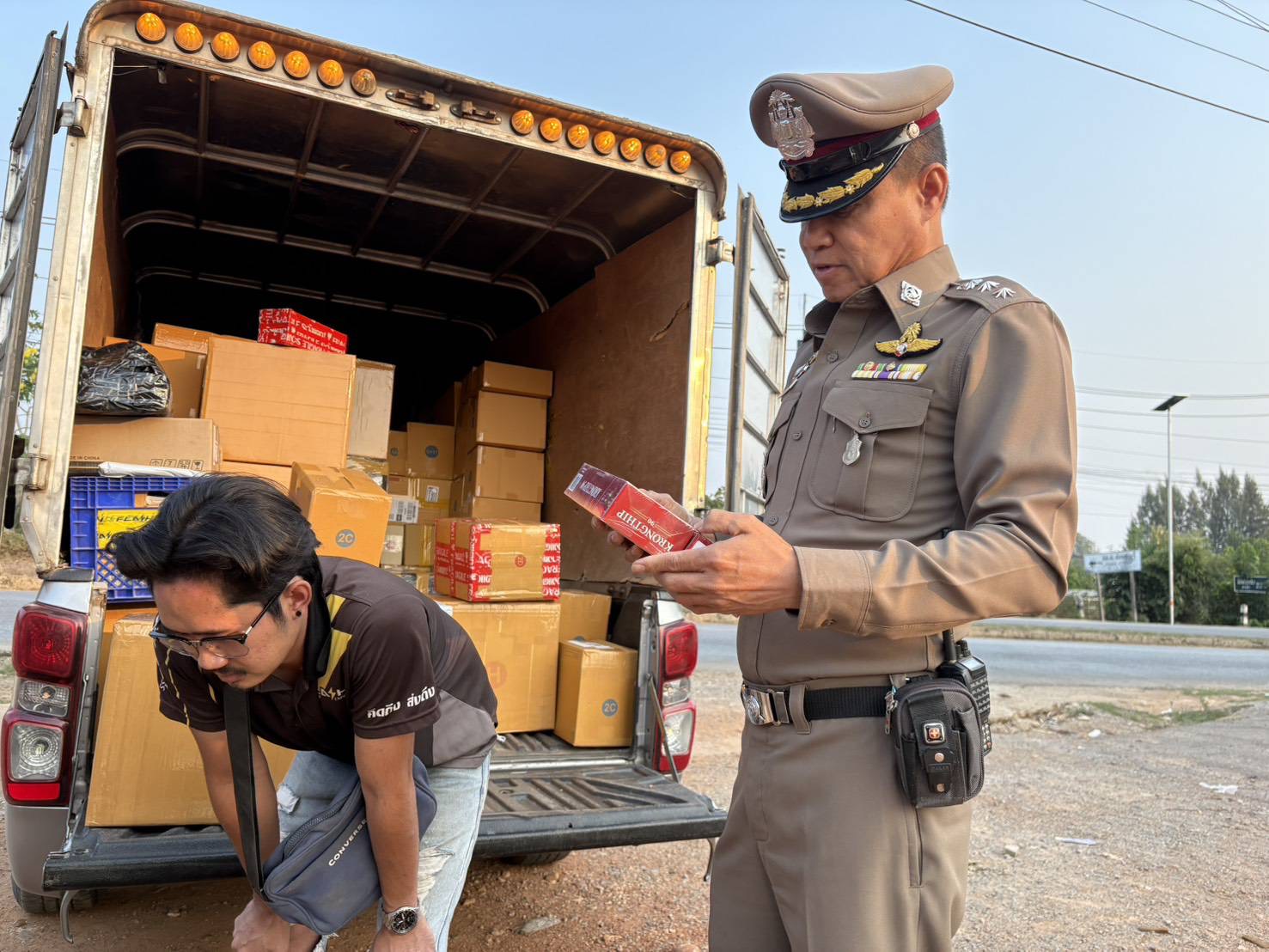 ผกก.สังขละบุรี ขานรับนโยบายรัฐบาลซีนชายแดน จับบุหรี่หนีภาษีมูลค่า 10 ล้านบาท