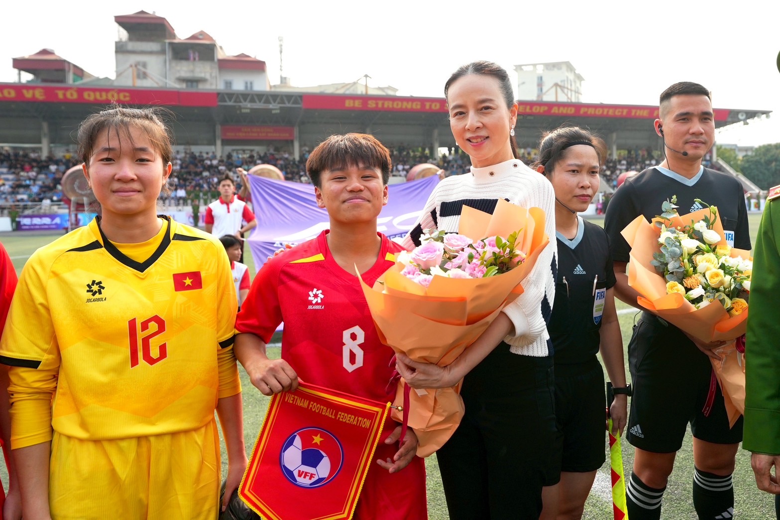"มาดามแป้ง" ให้กำลังใจ ฟุตบอลหญิงทีมชาติไทย U17 นัดกระชับมิตรพิเศษ พบกับ เวียดนาม