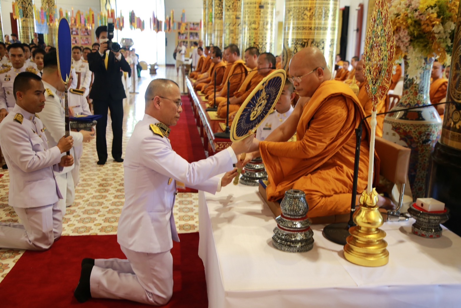 พระบาทสมเด็จพระเจ้าอยู่หัว พระราชทานพัดรองที่ระลึกและย่ามที่ระลึก ถวายแด่พระราชวชิรสิทธิ เจ้าอาวาสวัดเจดีย์หลวง วรวิหาร