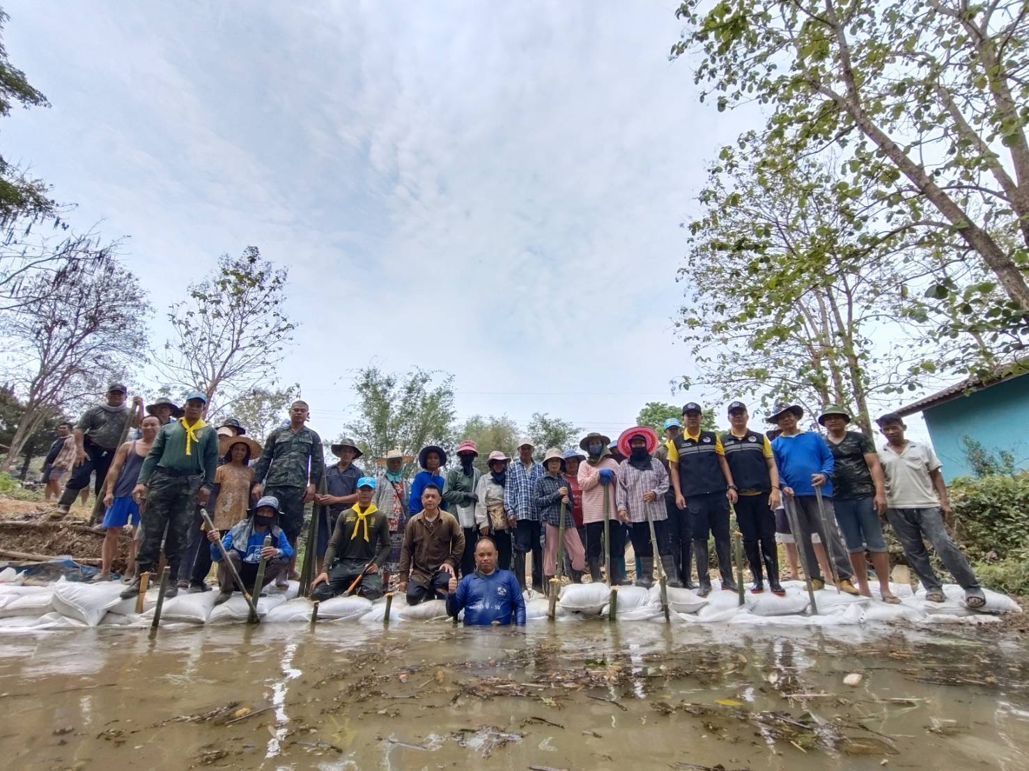 กกล.ผาเมือง/กอ.รมน.ภาค 3 สย.2 ร่วมปรับปรุงซ่อมแซมฝายชะลอน้ำในพื้นที่ อ.ภูซาง จ.พะเยา