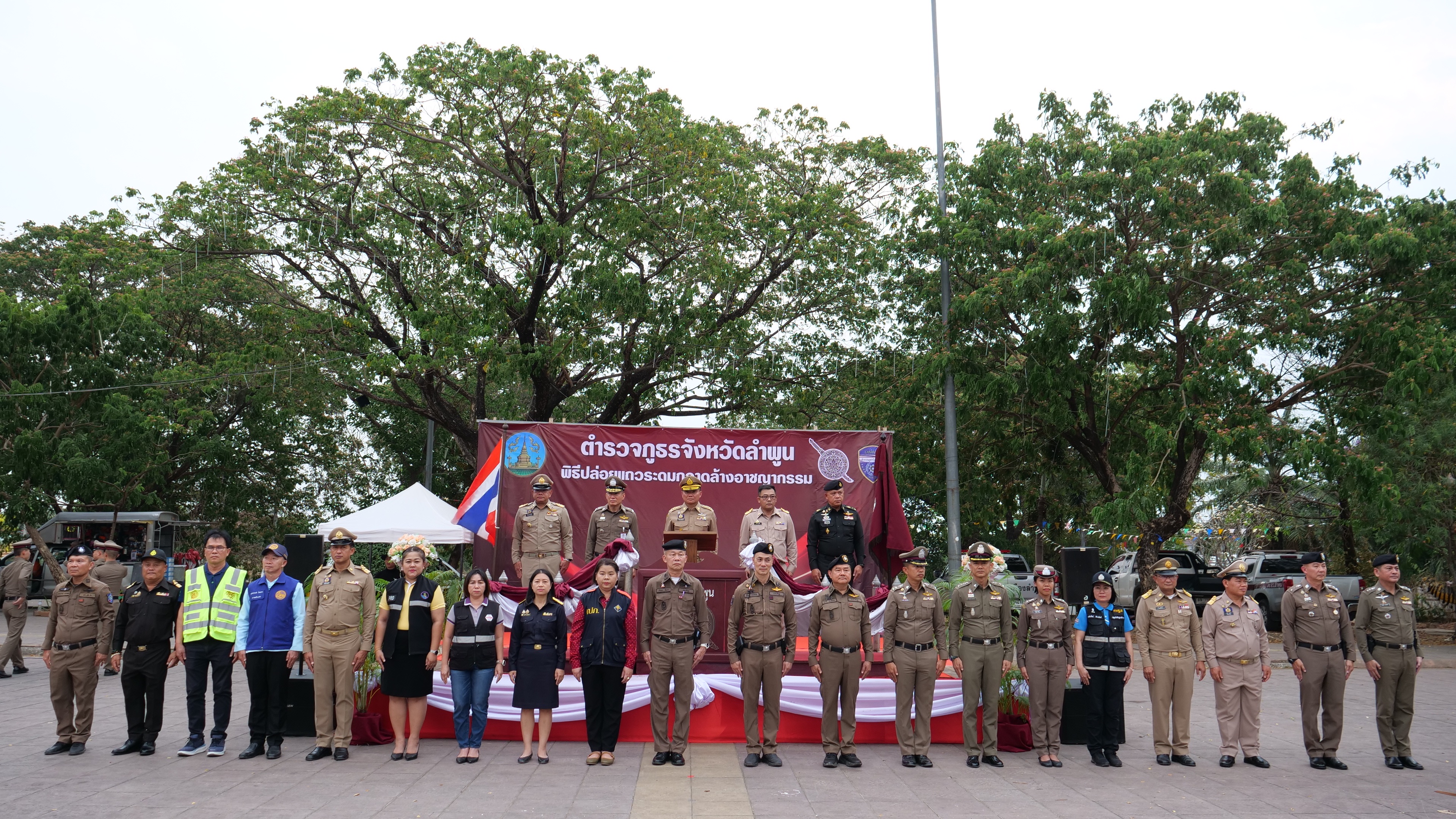 ตำรวจภูธรจังหวัดลำพูน ผนึกกำลัง ทหาร ฝ่ายปกครอง หน่วยงานภาครัฐและภาคีเครือข่าย ปล่อยแถวระดมกวาดล้างอาชญากรรม ช่วงเทศกาลสงกรานต์ ประจำปี 2568 เพื่อรักษาความปลอดภัยในชีวิตและทรัพย์สินของประชาชน