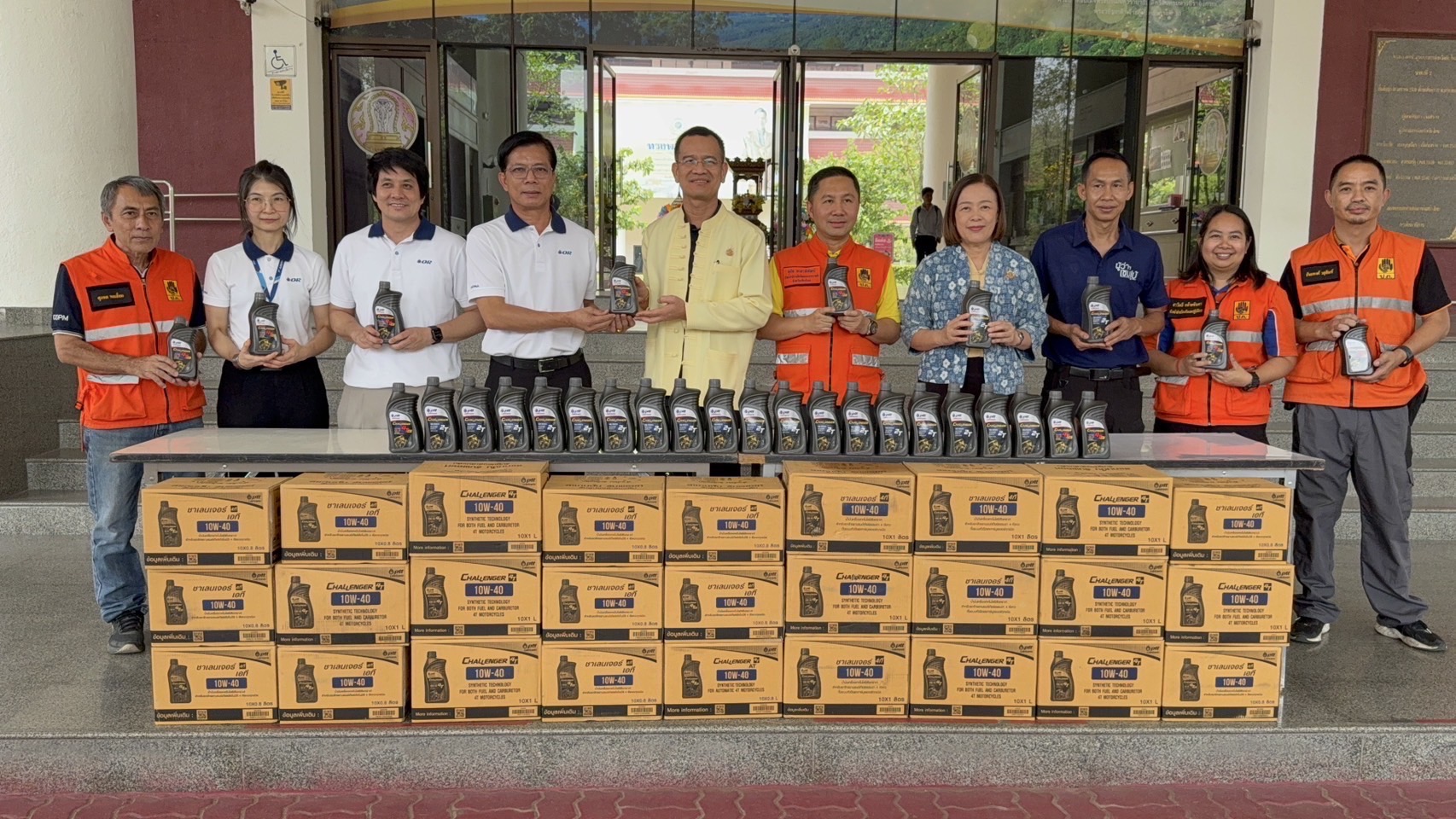 ปตท. นำน้ำมันเครื่องรถจักรยานยนต์ มอบให้จังหวัดเชียงใหม่นำไปเติมให้กับยานพาหนะที่ใช้ปฏิบัติภารกิจป้องกันไฟป่า