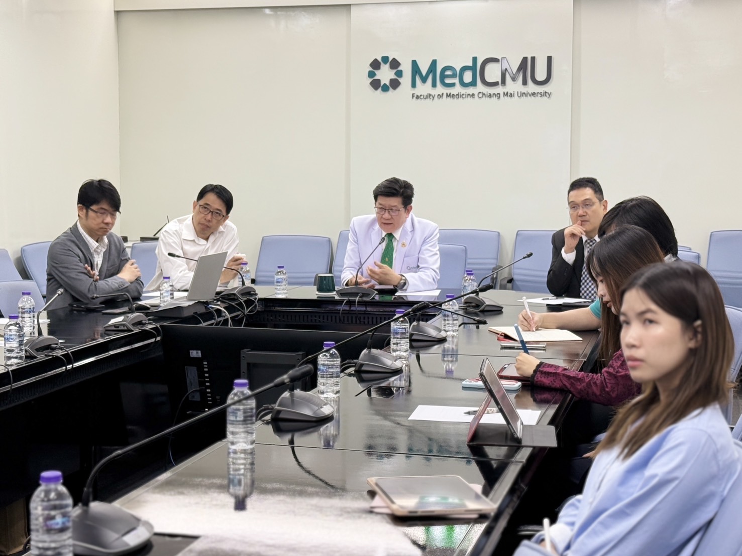 คณบดีคณะแพทยศาสตร์ มช. พร้อมด้วย ที่ปรึกษาผู้ทรงคุณวุฒิ คณะแพทยศาสตร์ มช. และคณะฯ หารือแนวทางความร่วมมือระหว่างคณะแพทยศาสตร์ มหาวิทยาลัยเชียงใหม่ และ Nakanoshima Qross