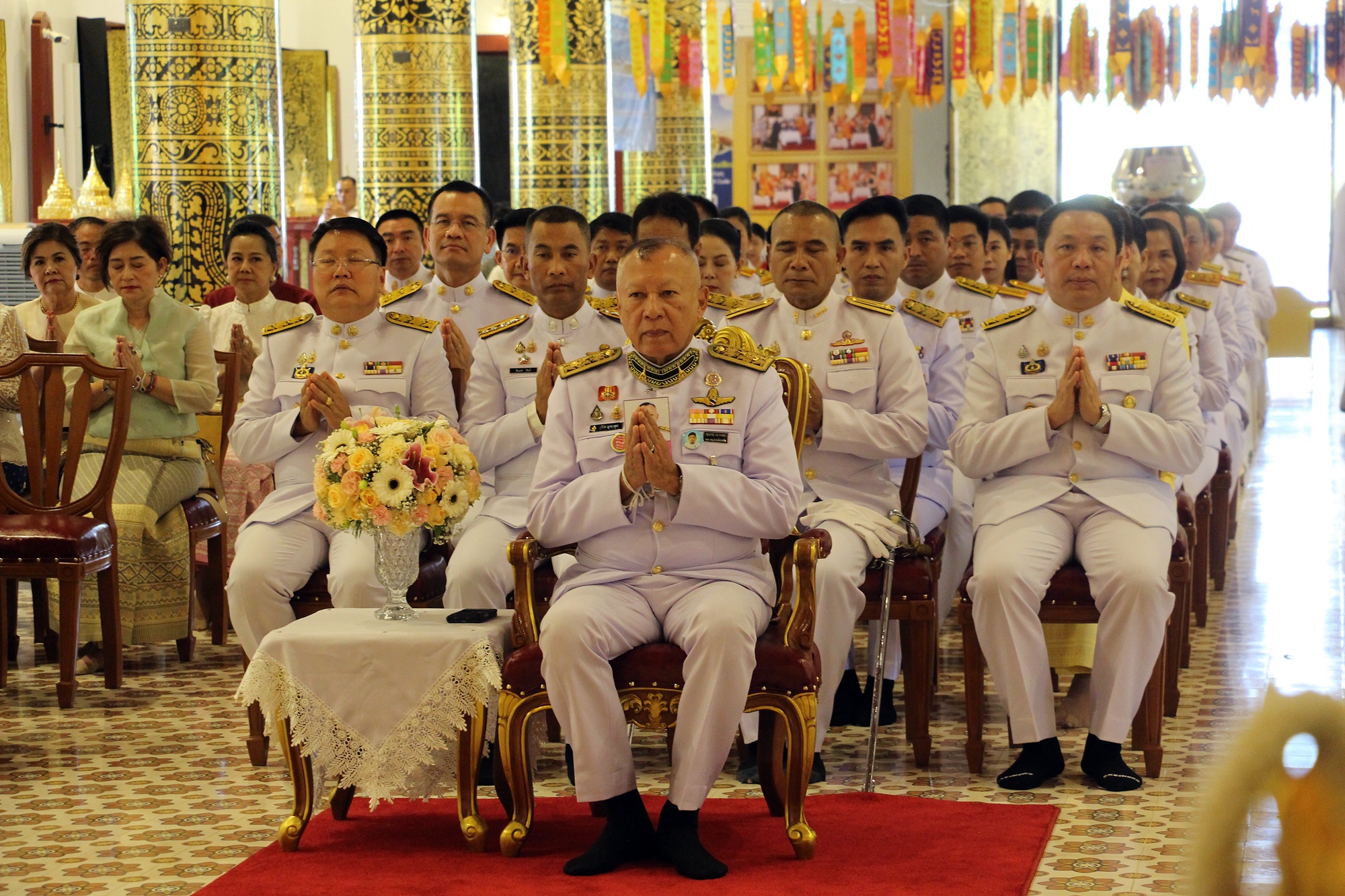 รองเลขาธิการพระราชวัง เชิญสิ่งของพระราชทานมาถวายแด่ พระราชวชิรสิทธิ เจ้าอาวาสวัดเจดีย์หลวงวรวิหาร จ.เชียงใหม่ในพิธีทำบุญอายุวัฒนมงคลครบ 54 ปี