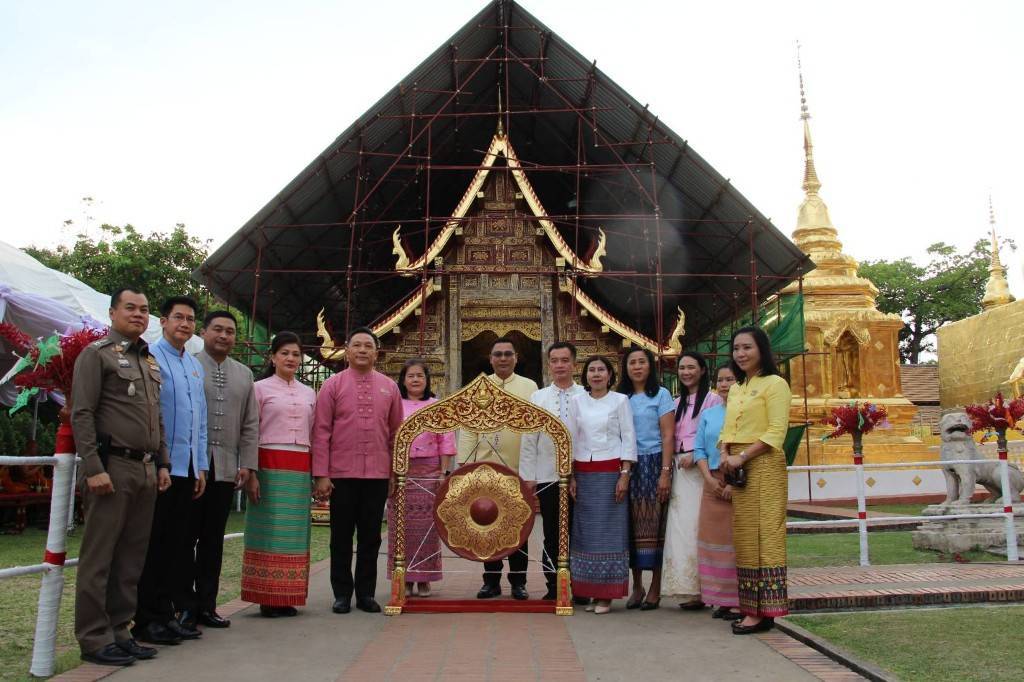 พ่อเมืองเชียงใหม่นำพุทธศาสนิกชนร่วมงานป๋าเวณีปี๋ใหม่เมืองเจียงใหม่ และสมโภชพระพุทธสิหิงค์ 