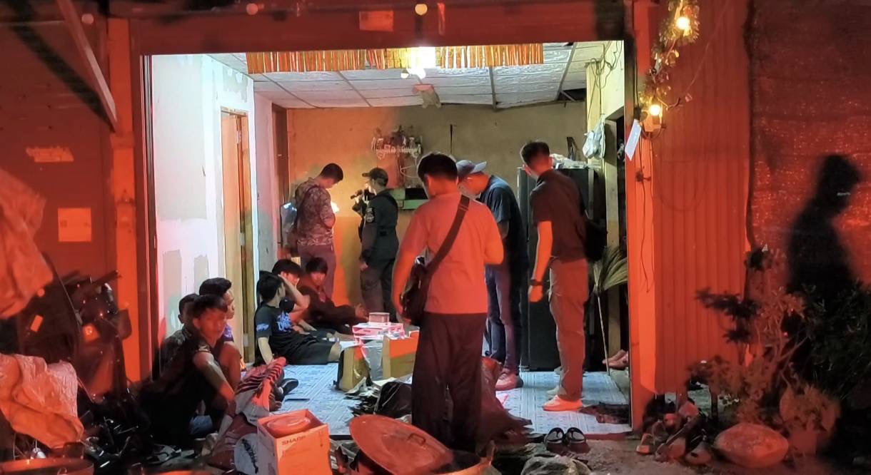 สืบสวนภูธรจังหวัดนครนายก ร่วมแก๊งวัยรุ่นผลิตน้ำกระท่อมสาขา 2 เตรียมส่งขายเทศกาลสงกรานต์ ยอมรับช่วงเทศกาลสามารถ ขายน้ำกระท่อมได้มากกว่าปกติหลายเท่าตัว