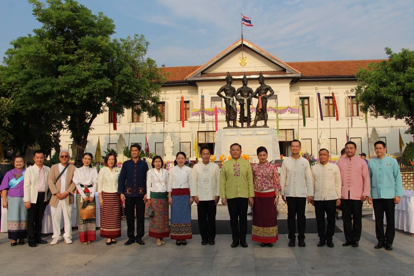 พ่อเมืองเชียงใหม่นำชาวเชียงใหม่ ร่วมทำบุญตักบาตรและพิธียอสวยไหว้สา พระญามังราย ในโอกาสครบรอบ 729 ปี การสถาปนาเมืองเชียงใหม่