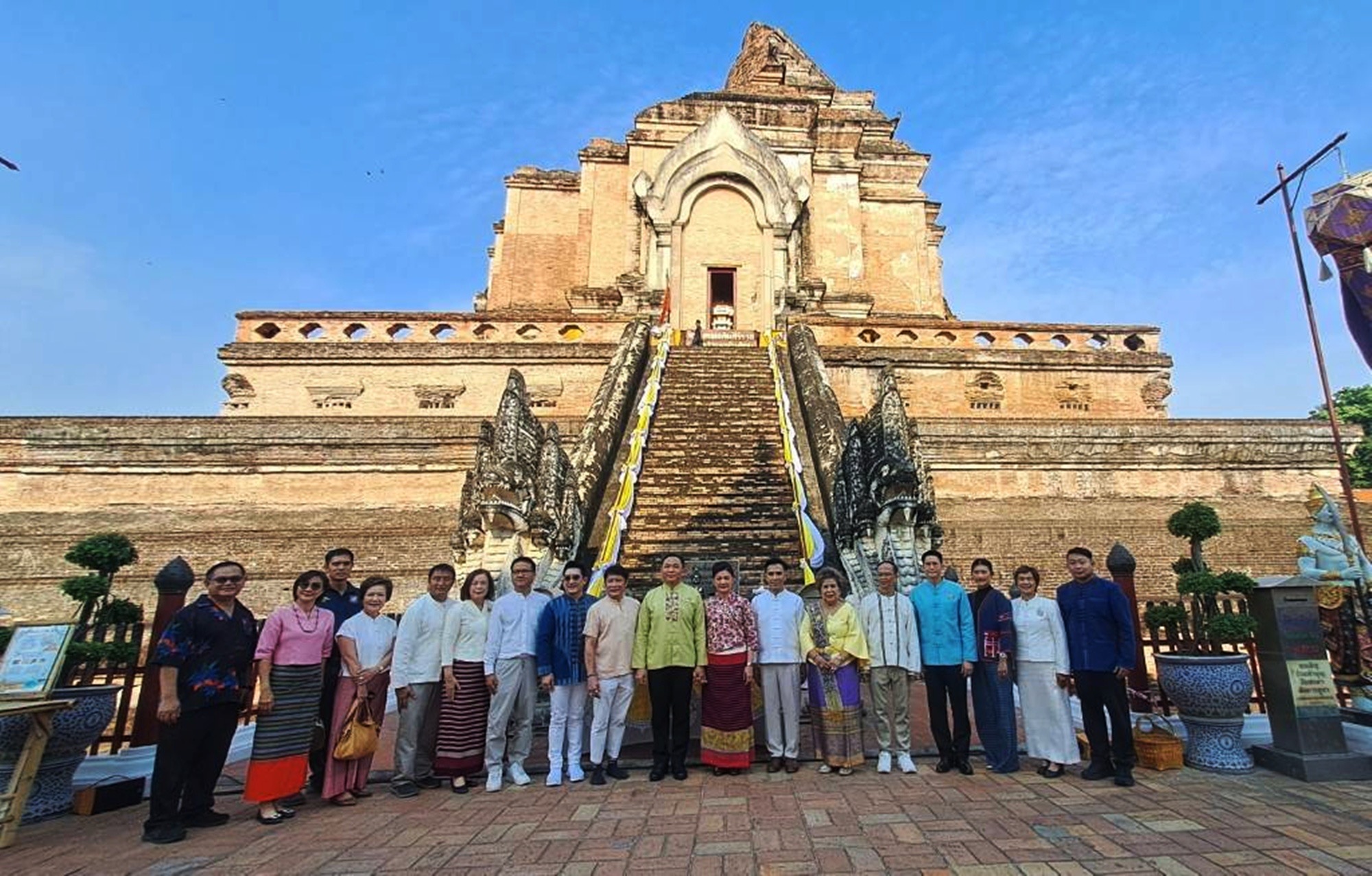ประชาชนและนักท่องเที่ยว ร่วมทำบุญตักบาตรโชติกา และห่มผ้าพระธาตุเจดีย์หลวง วัดเจดีย์หลวงวรวิหาร เป็นสิริมงคลรับปี๋ใหม่เมือง