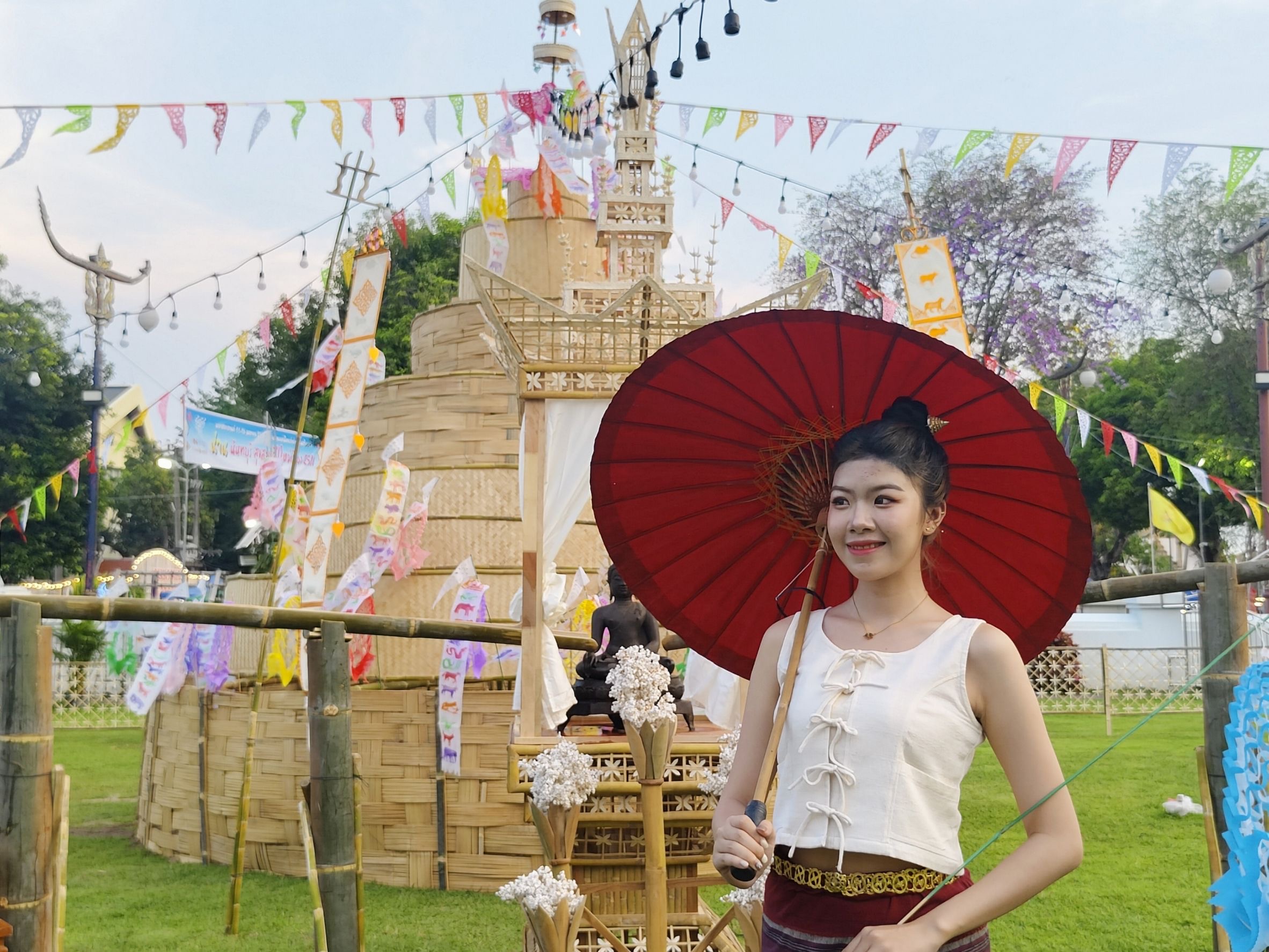 เสน่ห์น่าน..เทศกาลสงกรานต์จังหวัดน่าน เริ่มแล้ว ประชาชนและนักท่องเที่ยวสัมผัสมนต์เสน่ห์แห่งล้านนา สรงน้ำพระพุทธรูป ขนทรายเข้าวัด ปักตุง ทำบุญปี๋ใหม่เมือง
