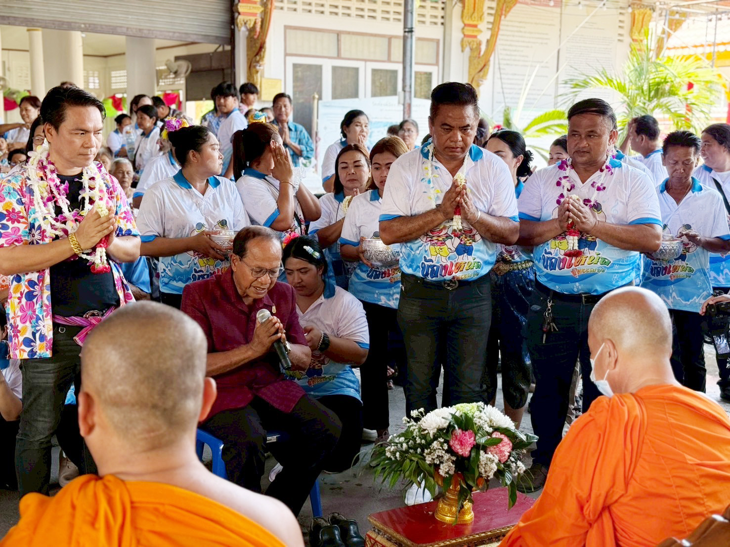 อบต.ต้นตาล แจกข้าวสารไข่น้ำมันพืชให้ผู้สูงอายุเทศกาลสงกรานต์
