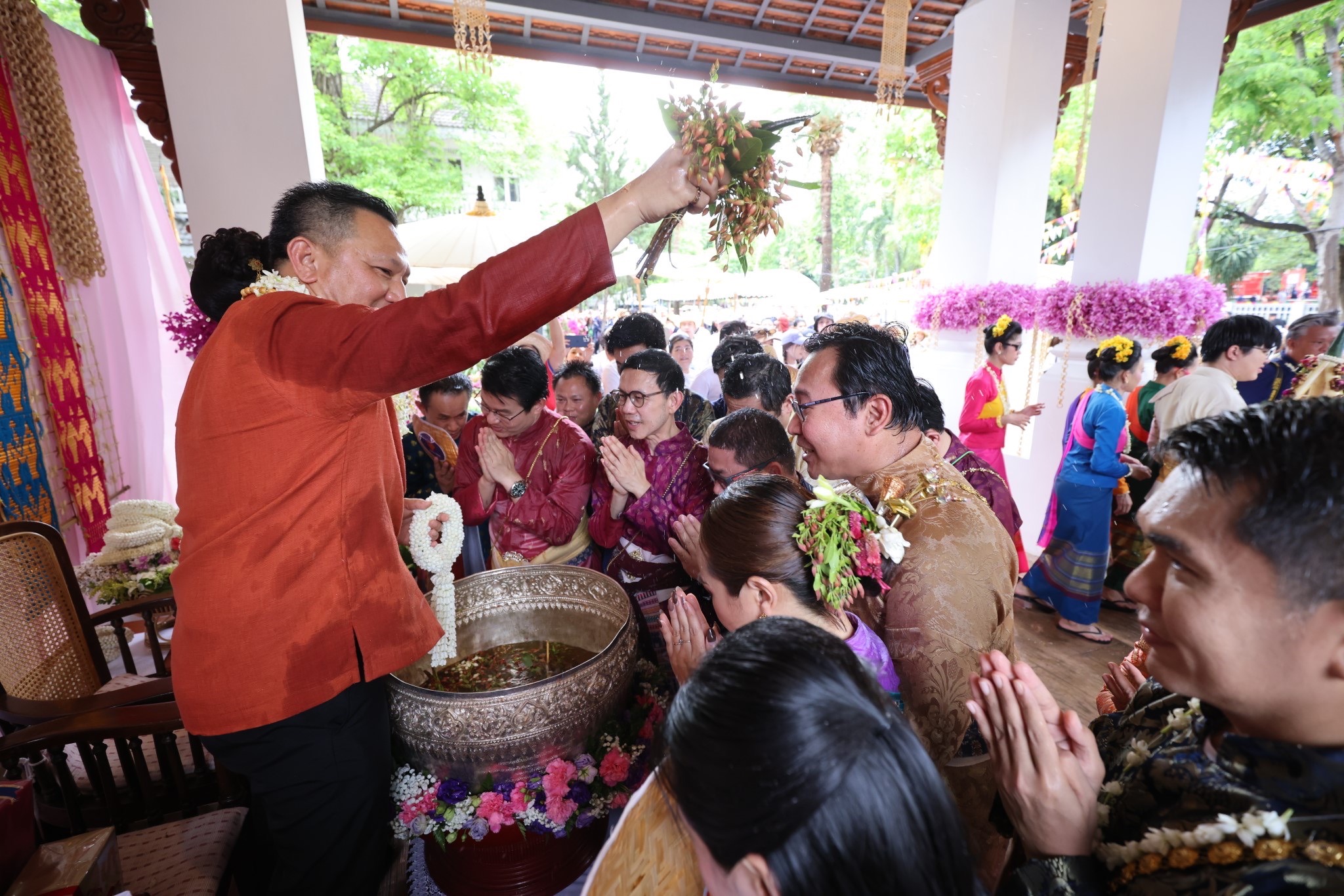 กลุ่มเซ็นทรัล ร่วมพิธี "สระเกล้าดำหัว ป้อเมืองเจียงใหม่" ตามประเพณีสงกรานต์ของชาวล้านนา