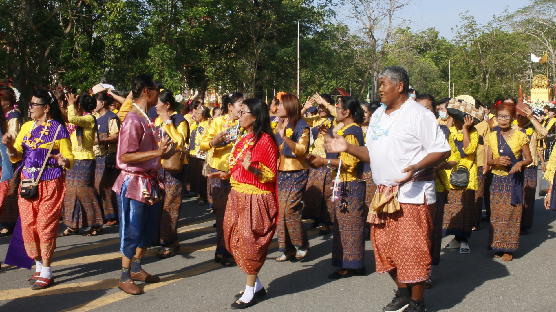 ประชาชนนับพันร่วมขบวนแห่ผ้าห่มพระแท่น เทศกาลสงกรานต์ “บ้านฉัน” กาญจนบุรี ณ วัดพระแท่นดงรังวรวิหาร ตำบลพระแท่น อำเภอท่ามะกา จังหวัดกาญจนบุร