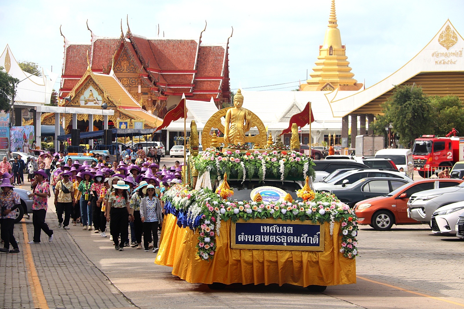 วันไหลอำเภอสัตหีบเริ่มแล้ว แห่พระขบวนรถบุปผชาติ รอบตลาด