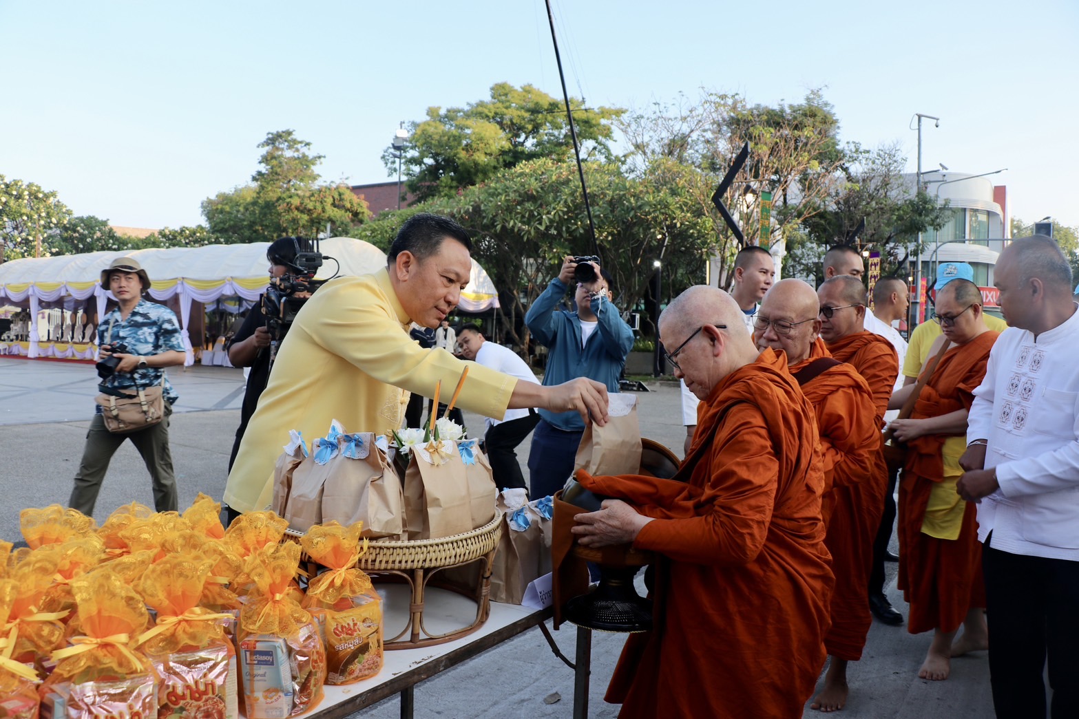 เชียงใหม่ทำบุญตักบาตรพระสงฆ์ในโอกาสเฉลิมฉลองสมโภชเชียงใหม่ครบ 729 ปี 